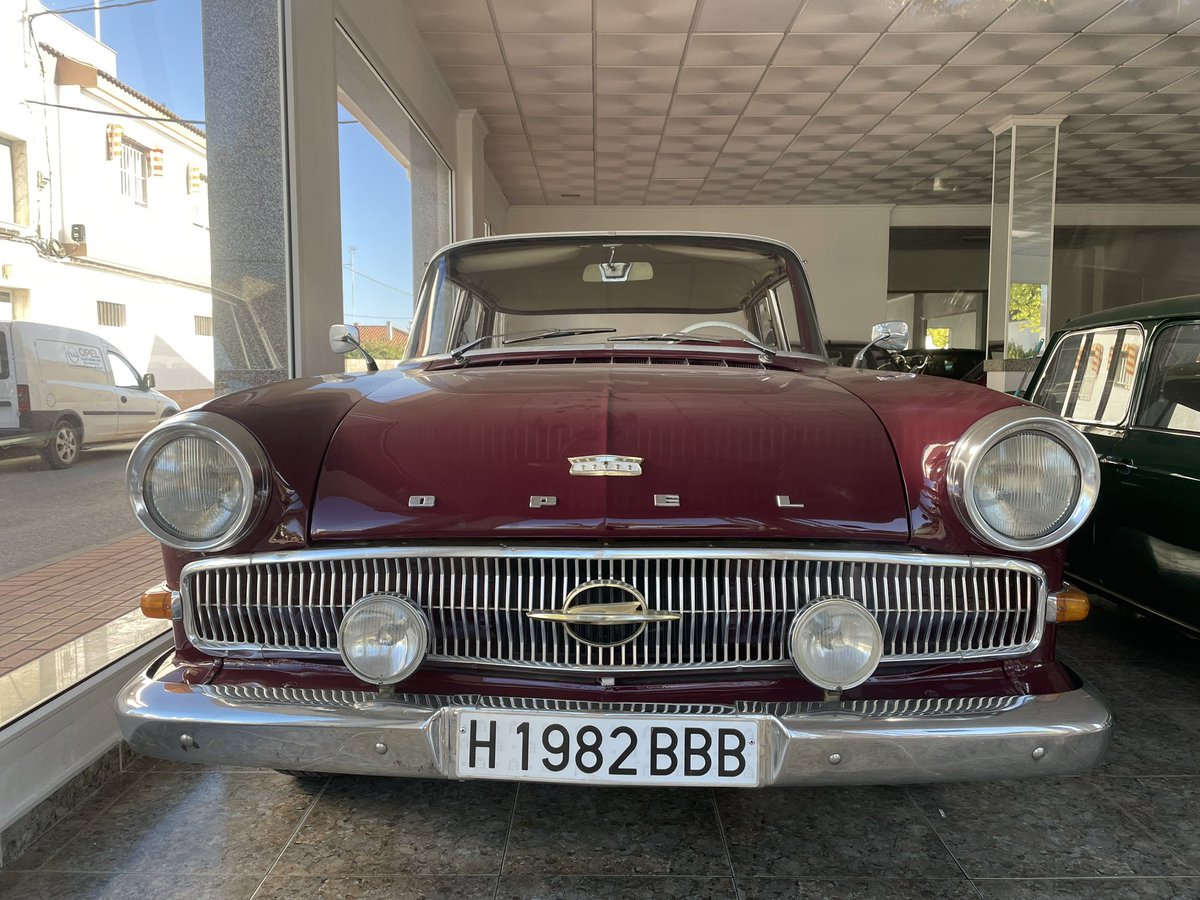 flaneurUK's tweet photo. A summary of the delectable #streetspots yesterday! From vintage Seats to hatchaloons. Check out my timeline for more detailed photos yesterday. https://t.co/JgcKypo4F5
