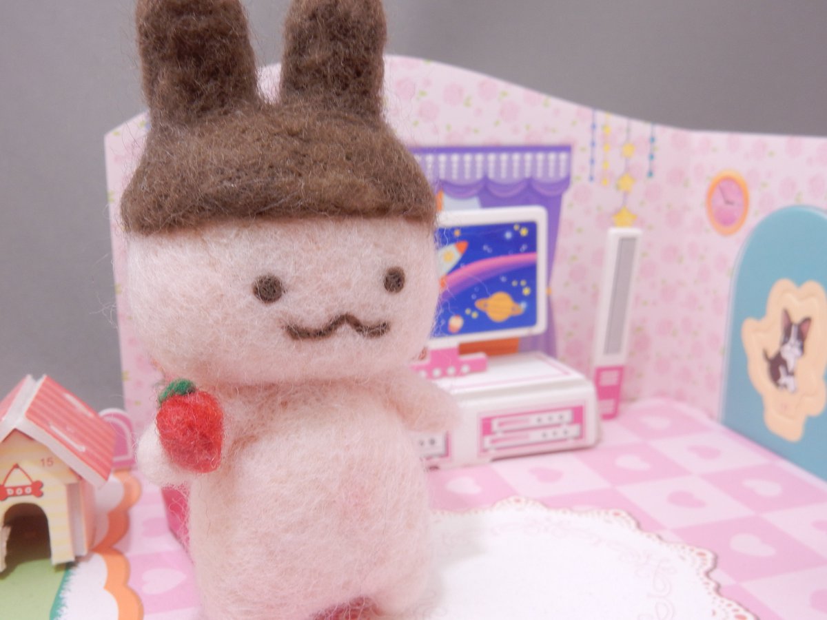 YouMouSan's tweet photo. 羊毛フェルトでアポロちゃん

明治のいちごチョコ、アポロのキャラクター
ママやパパ、ボーイフレンドもいるみたい

きのこの山の生みの親がアポロなのを初めて知った・・・
https://t.co/6Yt8Cfb3XD

#手芸 #羊毛フェルト #handmaid #明治 #meiji #needlefelting https://t.co/qcJlLrZr3u