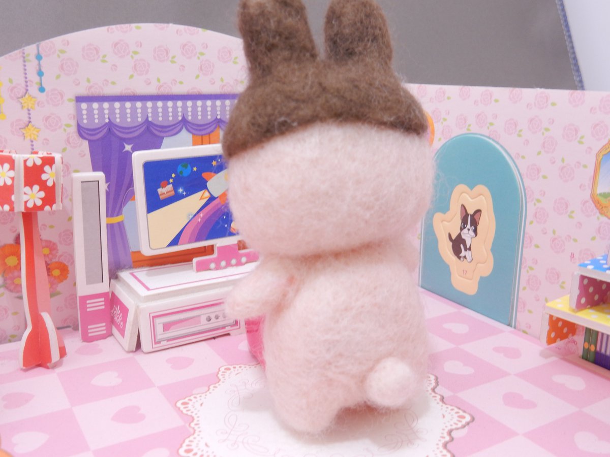 YouMouSan's tweet photo. 羊毛フェルトでアポロちゃん

明治のいちごチョコ、アポロのキャラクター
ママやパパ、ボーイフレンドもいるみたい

きのこの山の生みの親がアポロなのを初めて知った・・・
https://t.co/6Yt8Cfb3XD

#手芸 #羊毛フェルト #handmaid #明治 #meiji #needlefelting https://t.co/qcJlLrZr3u