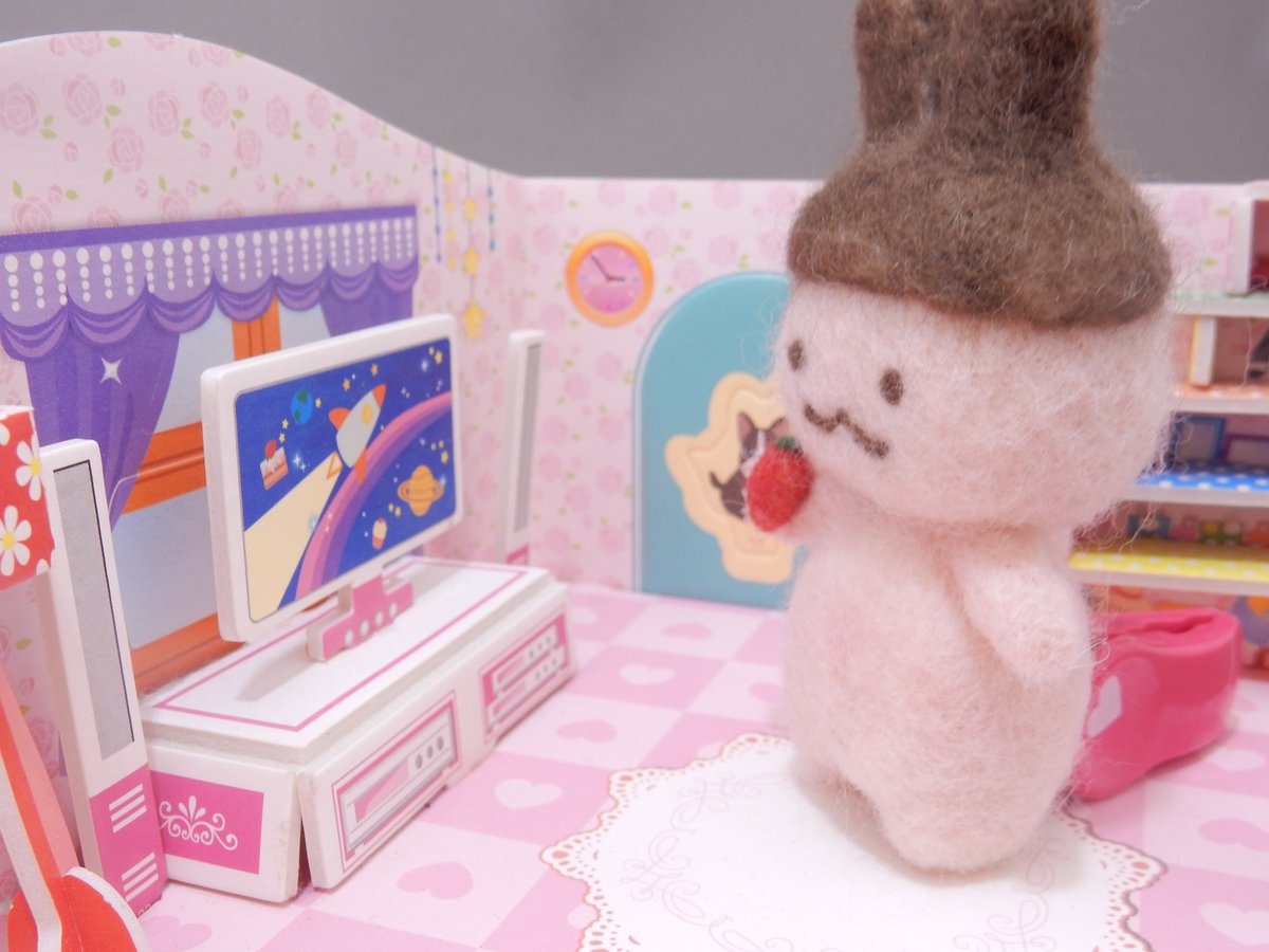 YouMouSan's tweet photo. 羊毛フェルトでアポロちゃん

明治のいちごチョコ、アポロのキャラクター
ママやパパ、ボーイフレンドもいるみたい

きのこの山の生みの親がアポロなのを初めて知った・・・
https://t.co/6Yt8Cfb3XD

#手芸 #羊毛フェルト #handmaid #明治 #meiji #needlefelting https://t.co/qcJlLrZr3u