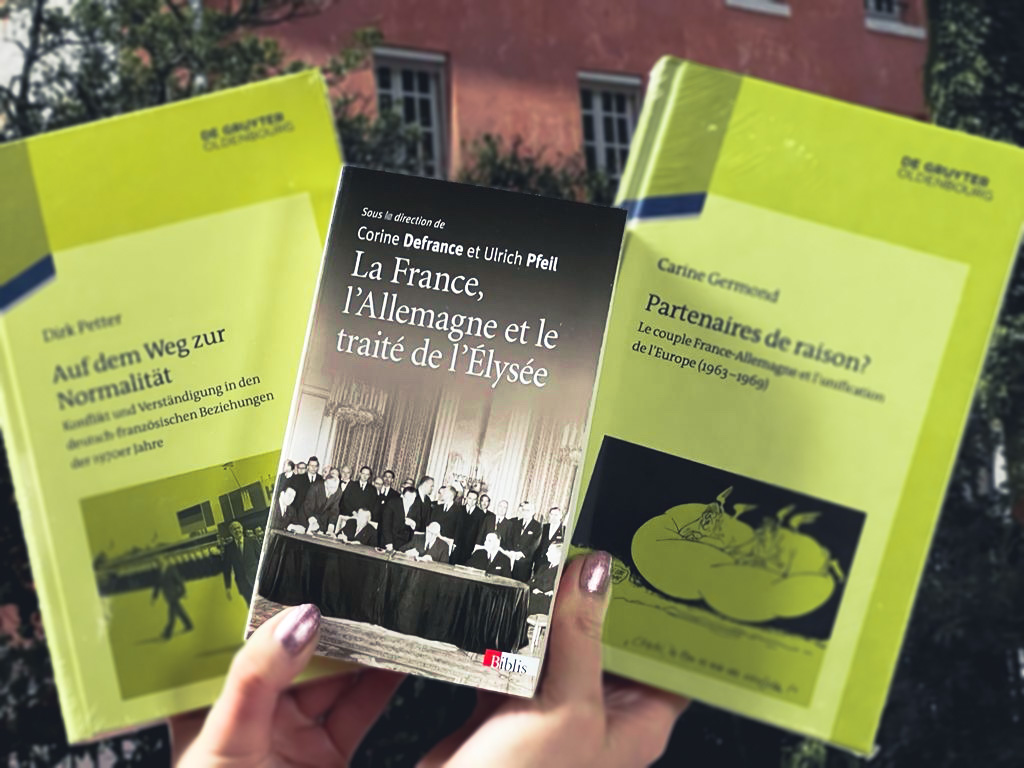 #Buchverlosung zu #60ans60Jahre.n #ElyséeVertrag! Corine Defrance und @Fleche66 zeigen konstruktiv Probleme & Erfolge der deutsch-französischen Beziehungen auf. Davon kann das couple franco-allemand nur protifieren. #Wissenshunger? Teilnahme per LIKE & RETWEET bis 29.01.23 🇫🇷🇩🇪