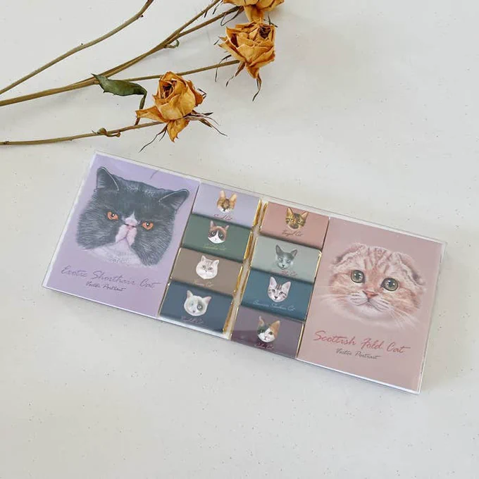 【飾りたい】思わずお店で叫んだわ!カルディの「猫ちゃんグッズ」が悶絶級のかわいさなんです!カルディの「キャット メモパット チョコレート」が猫好きにはたまらないカワイさなのレトロな絵柄と上品なカラーで、プレゼントにもピッタリです! 