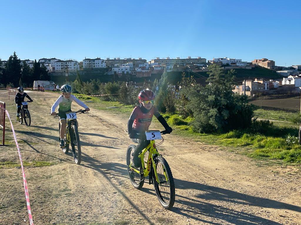 FACiclismo's tweet photo. 📷🚵‍♂️🚵‍♀️Imágenes de las mangas de escuelas del 'VI Rally BTT Ciudad de Aguilar', segunda prueba del #circuitorallydiputacióncórdoba #ViveTuCircuito https://t.co/Vv2xE6xCe2