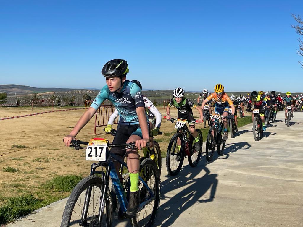 FACiclismo's tweet photo. 📷🚵‍♂️🚵‍♀️Imágenes de las mangas de escuelas del 'VI Rally BTT Ciudad de Aguilar', segunda prueba del #circuitorallydiputacióncórdoba #ViveTuCircuito https://t.co/Vv2xE6xCe2