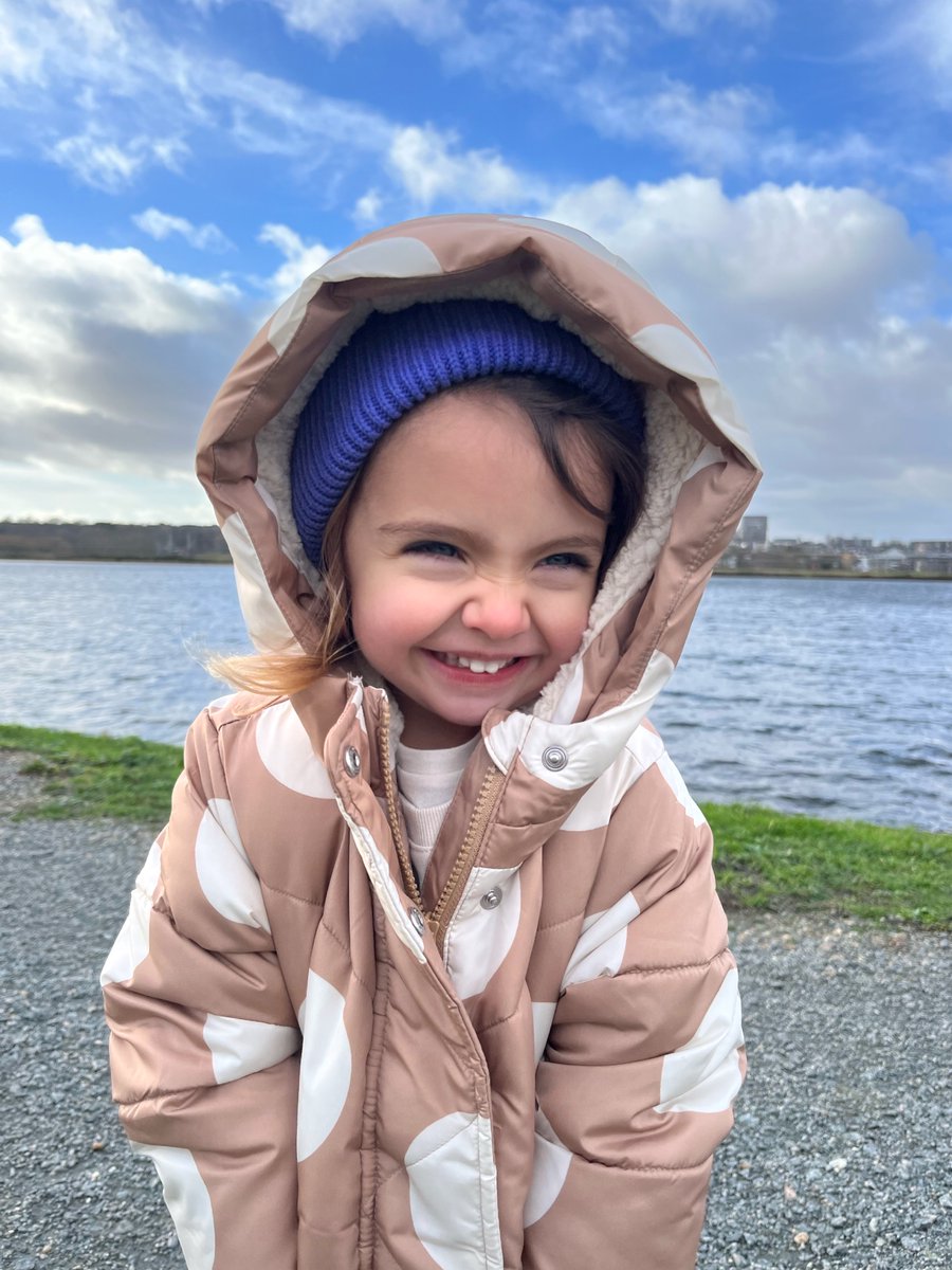 UKGap's tweet image. Blowing away the cobwebs on frosty winter days out with @jodienellist 
🕸️❄️

All the family is wearing Gap and looking 👍

Shop it all at Gap.co.uk