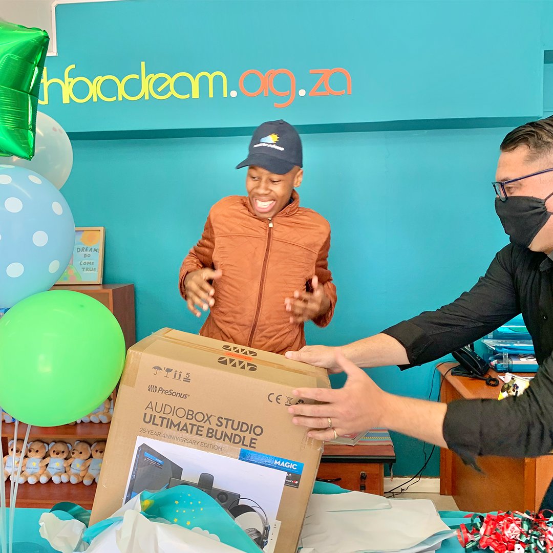 ReachForADream's tweet photo. Sithethelele aka Sthera, is an aspiring DJ. His dream day was a surprise that took place on the day he received a hospital pass-out. On arrival at our office, he received a warm welcome from @DjKayceeRossouw of @algoafm.
#happydreamday
#manifesthope
#reachforadream https://t.co/C7rALcSfsL