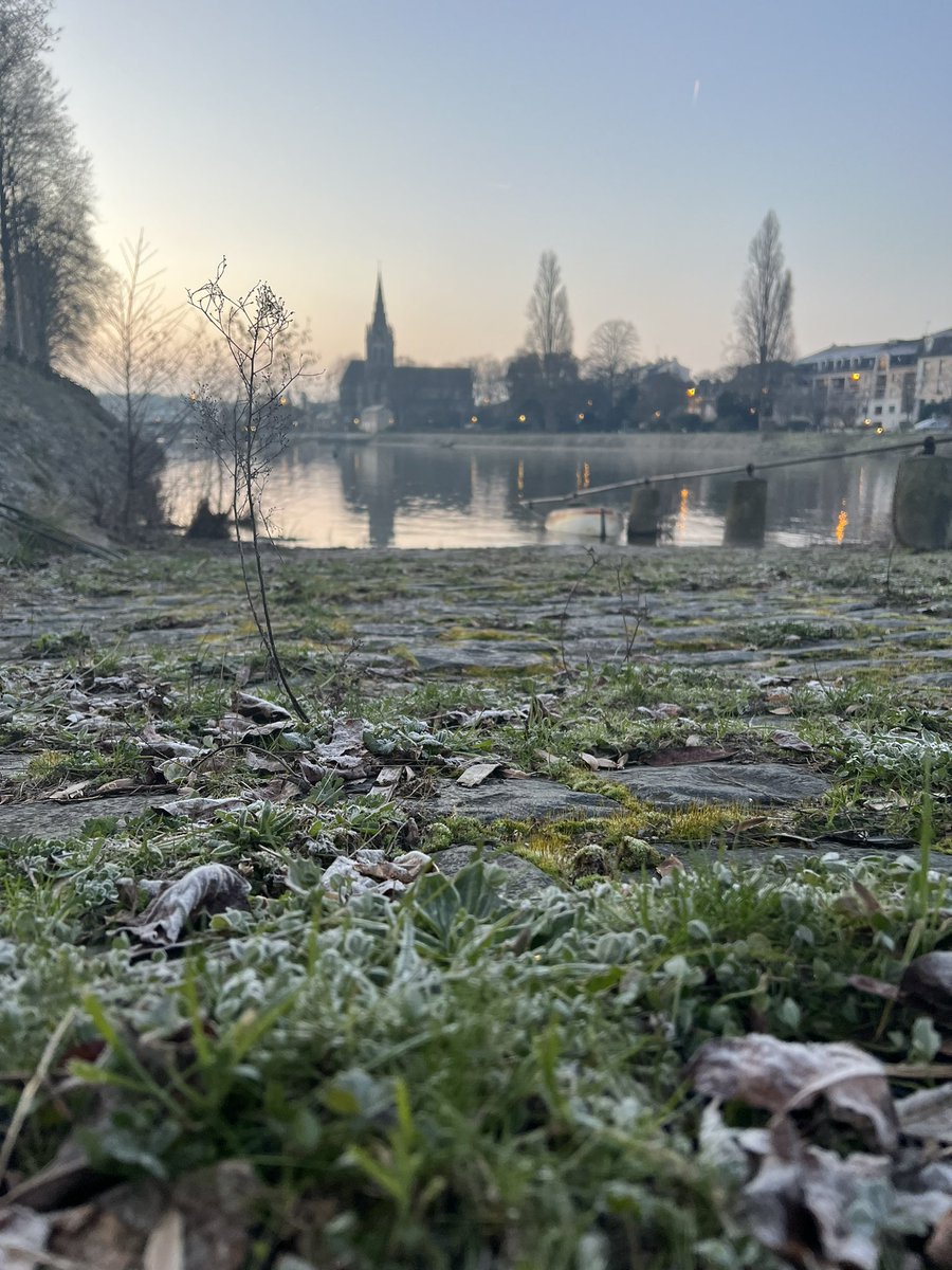 G_Gwen's tweet image. Dimanche matin à @Laval_la_Ville #hiver #rivière #gelée #paves #laval #mayenne