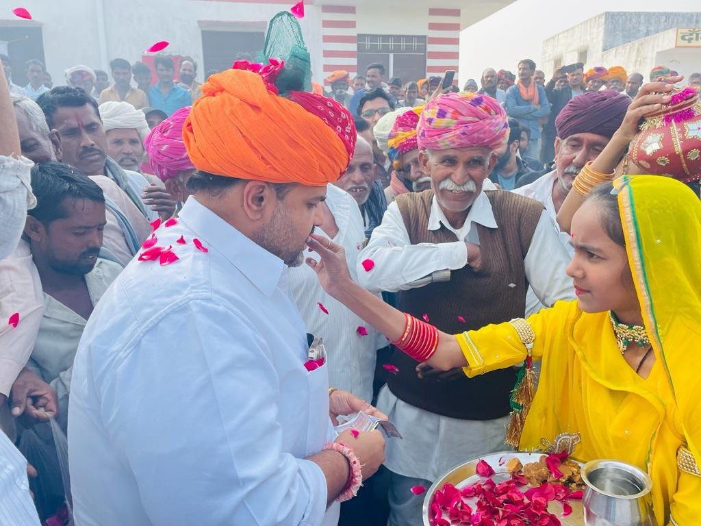 dgurjarofficial's tweet photo. कल ग्राम पंचायत- दांतडा (बड़ा) में ग्राम चौपाल लगाकर, स्थानीय निवासियों को होने वाली बिजली, बिजली, पानी, शिक्षा, सड़क व पेंशन आदि से संबंधित समस्याओं को सुना व मौजूद संबंधित विभाग के अधिकारी व कर्मचारीगण से मौके पर उनका निस्तारण कराया। https://t.co/nHTaFjMRGJ