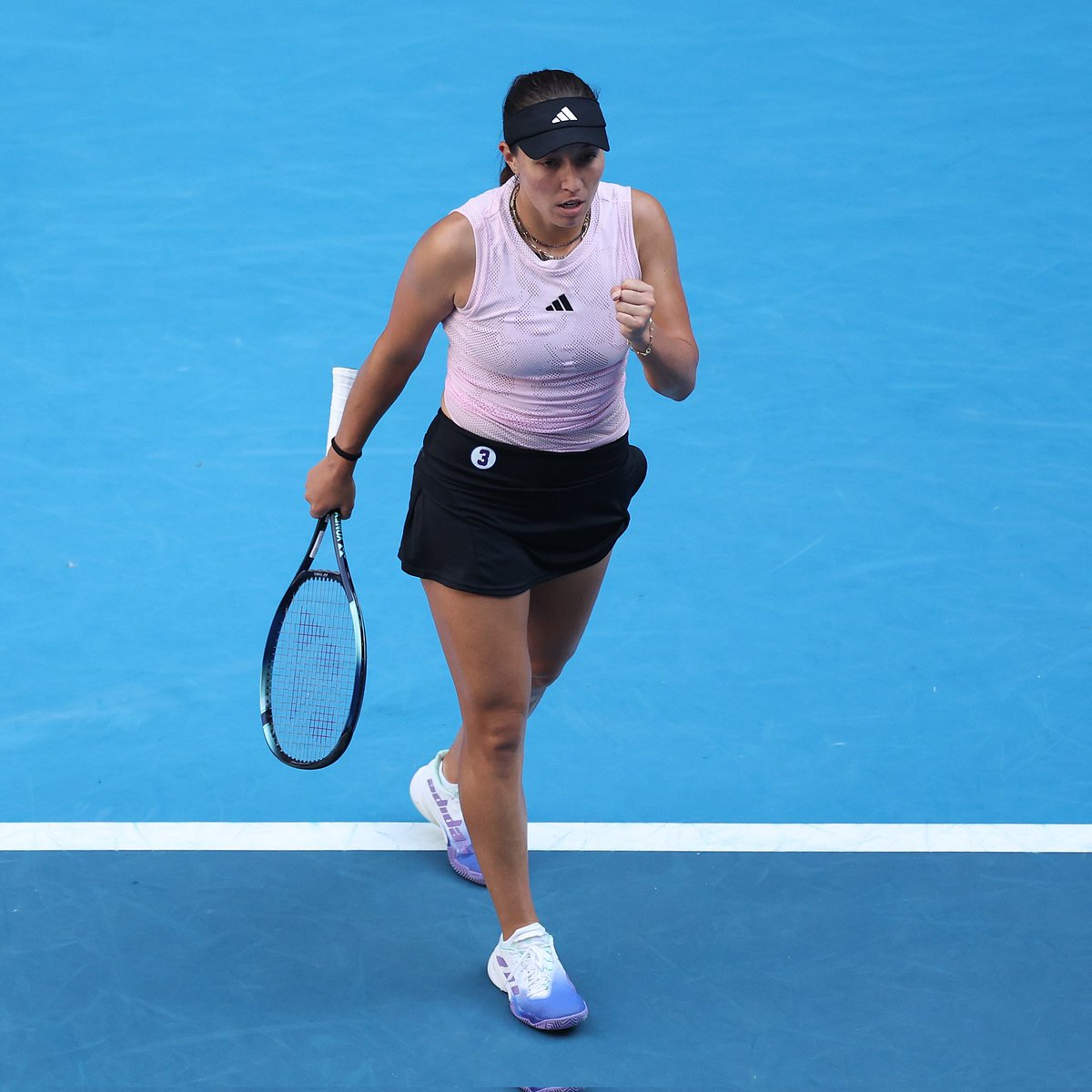 guillecapora's tweet photo. Octavos de final damas:
Rybakina a Swiatek 64 64
Ostapenko a Gauff 75 63
Pegula (foto) a Krejcikova 75 62
Están jugando Azarenka vs. Zhu

Hoy:
Pliskova vs. Zhang
Vekic vs. Fruhvirtova
Linette vs. García
Sabalenka vs. Bencic
#AO23 https://t.co/7xlM1abX3H