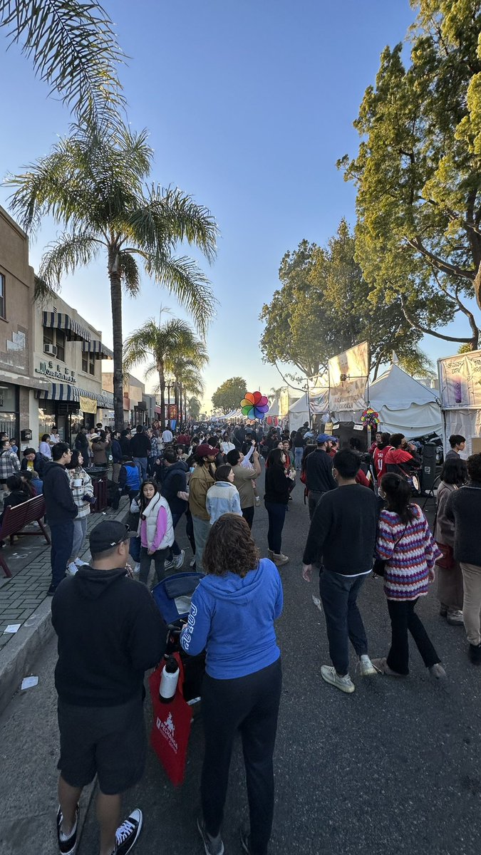 philipwang's tweet photo. Today’s LunarNewYear fest was wonderful. 10000s of ppl out, joyful, celebrating our culture. I can’t believe the day ended like this. And so close to home. Monterey Park is over 65% Asian– that cross st is like 95%. Shooter still at large, I’m still in shock, waiting for updates https://t.co/2HUeQ42YqC