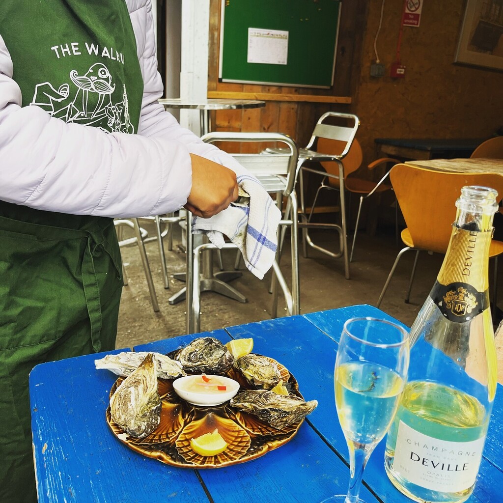 It might be a bit chilly, but wrap up warm and come and enjoy oysters and some delicious champagne at Maltby Street Market today. #champagne #oysters #greatbritishfood #maltbystreetmark #streetfood #bermondsey #londoneats