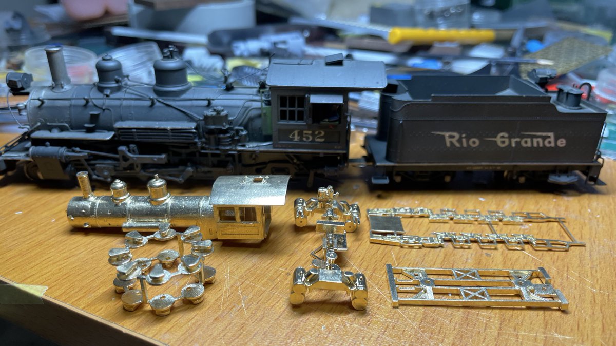 U0Nq095jYBcqG7X's tweet image. 次はNナローのK-27に着手します。後ろにある452号機を参照モデルにします。ディアゴスティーニ方式のキットなので、全部のパーツはまだ揃っていません。動力機構も含め、パーツ総額はちょっと計算するのが怖いです。#K27 #Nn3