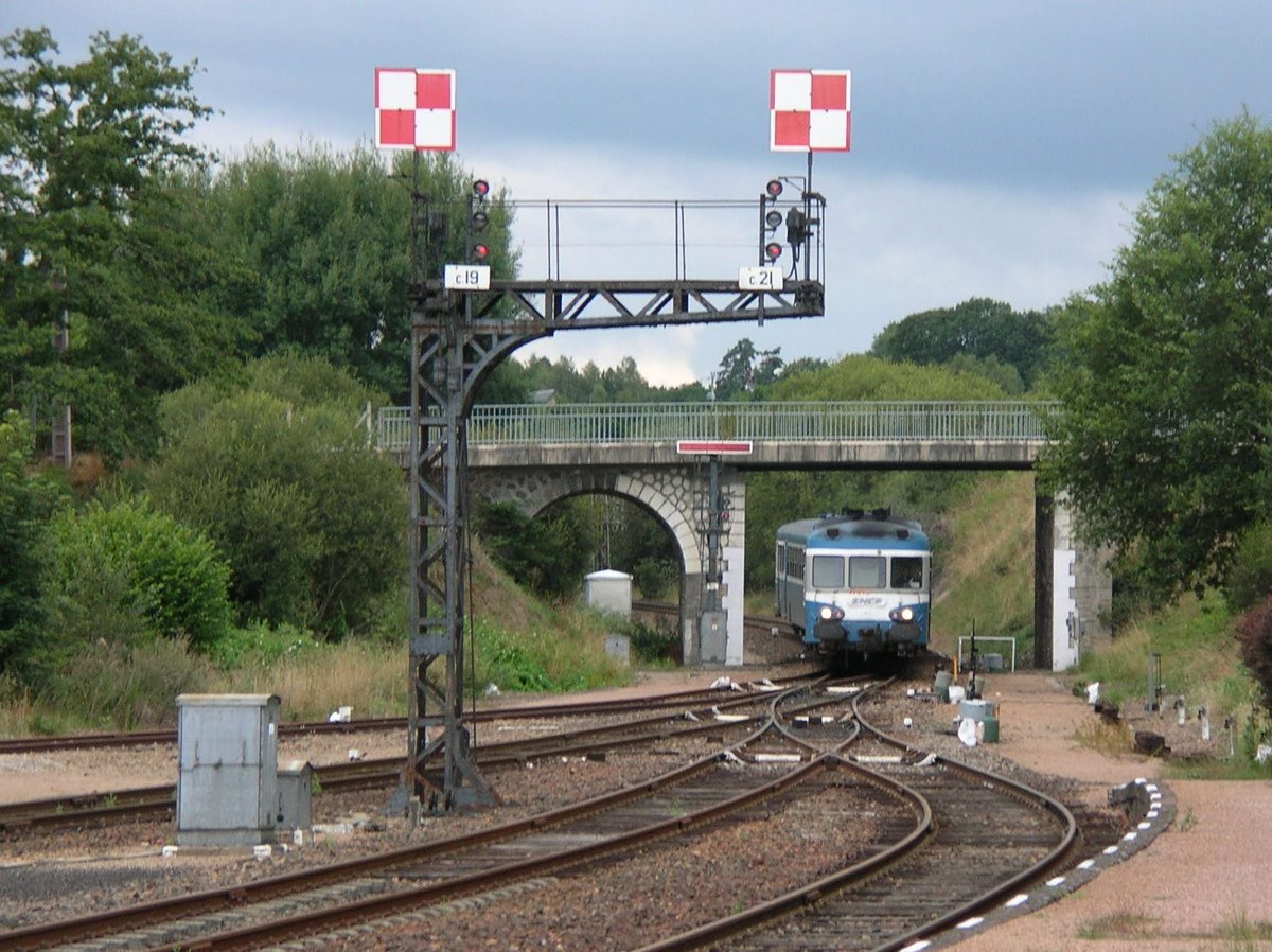 olivemars1393's tweet photo. Un train assurant la relation Ussel Montluçon entre en gare d'Eygurande Merlines. Aout 2006.
#X2800 #sncf #trainspotting https://t.co/4o0WDJSxiC
