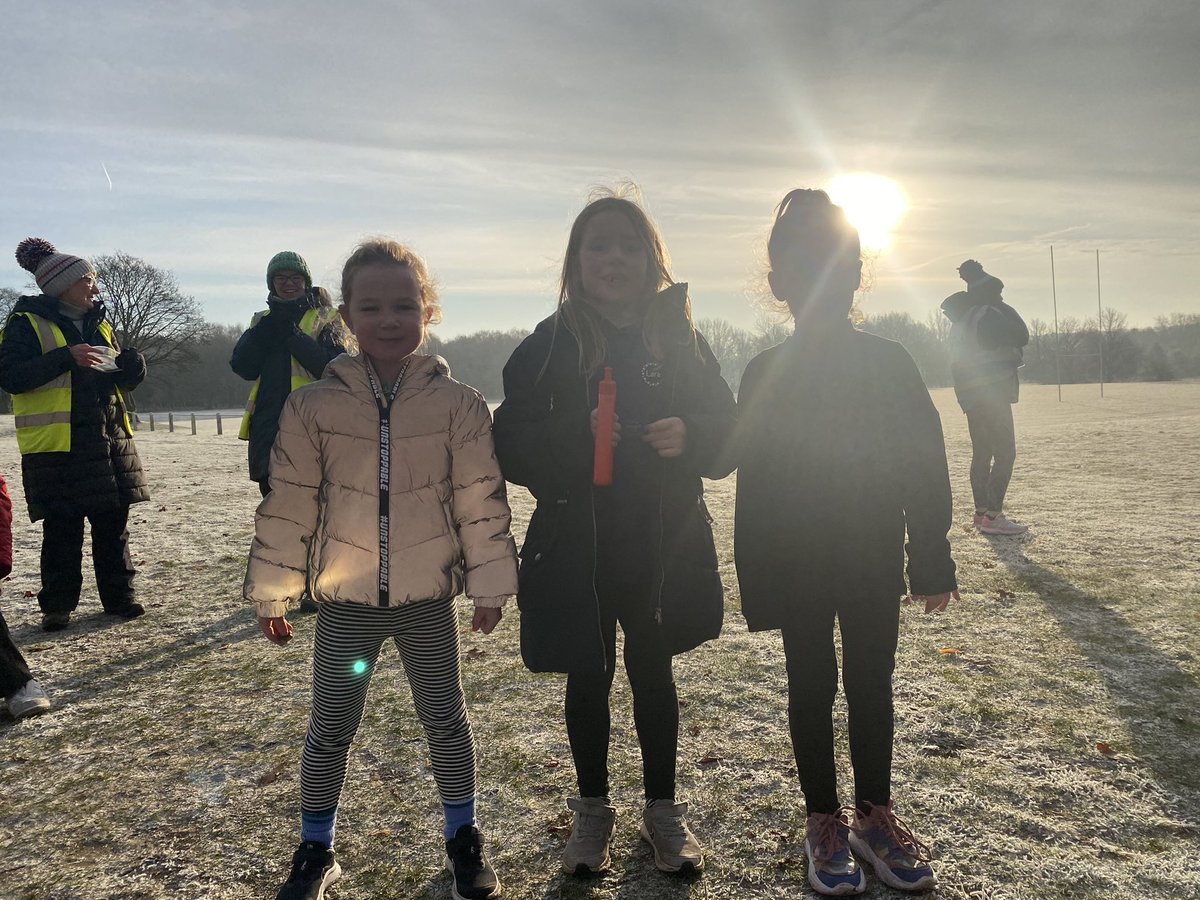A cold, crisp morning for @juniorparkrunUK well done for another week of amazing running girls 👏🏻 @RobinClassY1 @scottw_25  #bethebestyoucanbe #remarkablerobins
