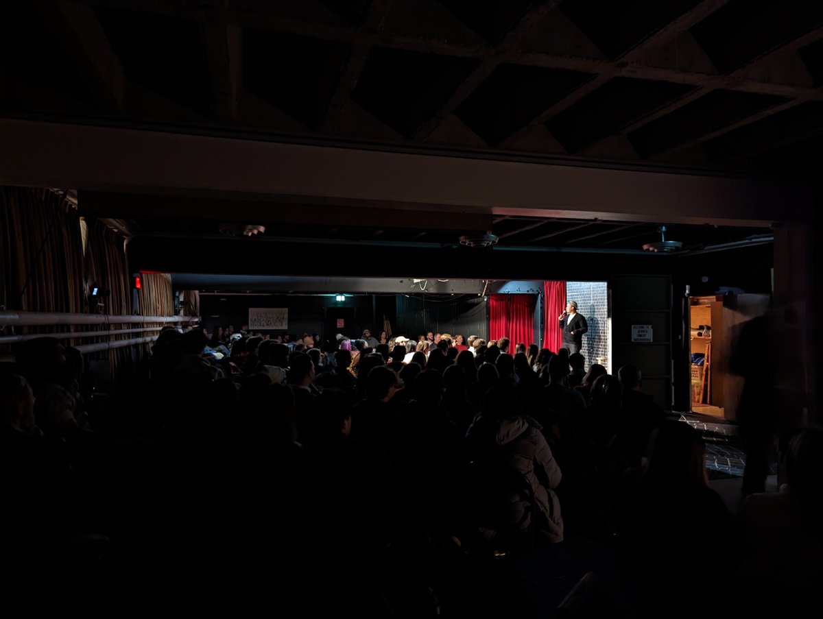 What a killer room @bensbryant has going with <a href="/denvercomedyund/">Denver Comedy Underground</a> I am so impressed.  <a href="/robhaze/">Rob HaZe</a> crushing it in the headlining spot in this pic

#Comedy #Denver