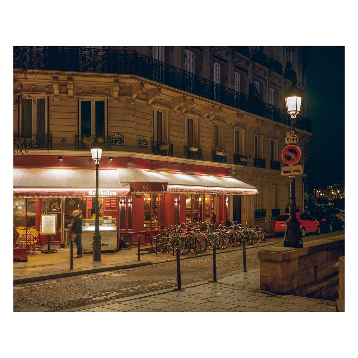 Possibly the most touristy pic’s I’ve taken in years.. #kodakfilm #mamiya7 #filmphotography #Paris #NotreDame #portra400