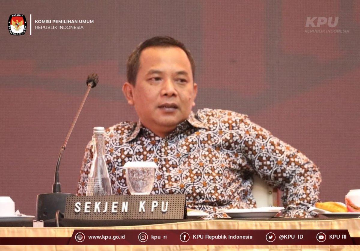 KPU_ID's tweet photo. #TemanPemilih, Ketua KPU Hasyim Asy'ari bersama Anggota Parsadaan Harahap, Yulianto Sudrajat, Idham Holik, August Mellaz, Betty Epsilon Idroos, dan Mochammad Afifuddin serta Sekretaris Jenderal, Bernad Dermawan Sutrisno... https://t.co/0jp0JUNtcq