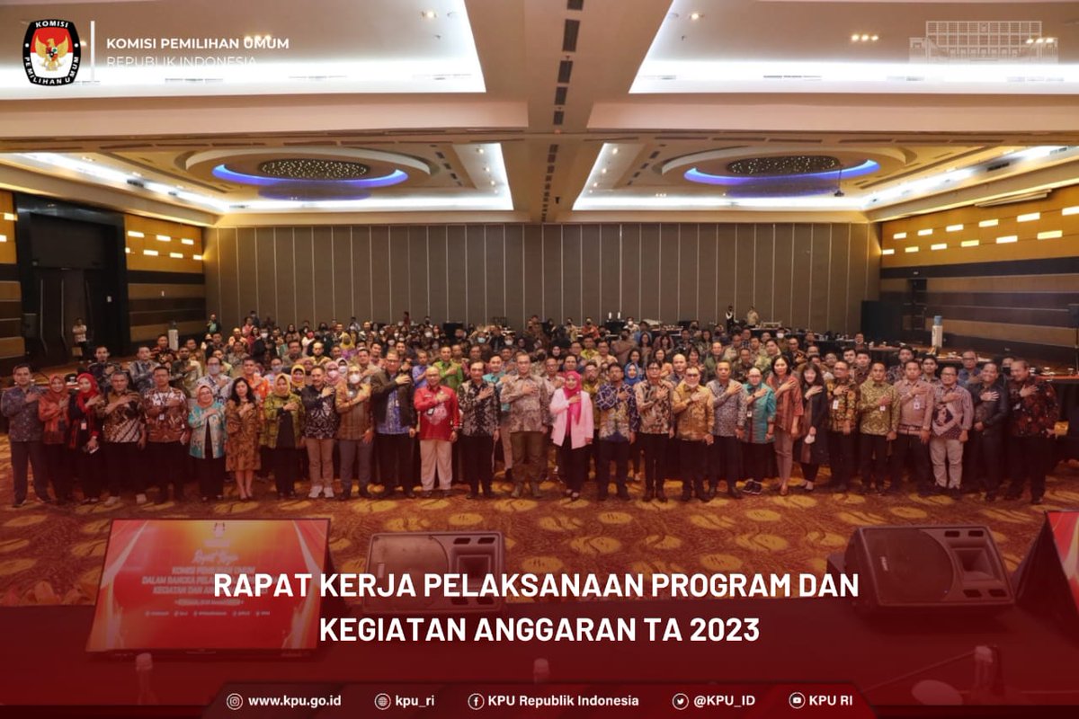 KPU_ID's tweet photo. #TemanPemilih, Ketua KPU Hasyim Asy'ari bersama Anggota Parsadaan Harahap, Yulianto Sudrajat, Idham Holik, August Mellaz, Betty Epsilon Idroos, dan Mochammad Afifuddin serta Sekretaris Jenderal, Bernad Dermawan Sutrisno... https://t.co/0jp0JUNtcq