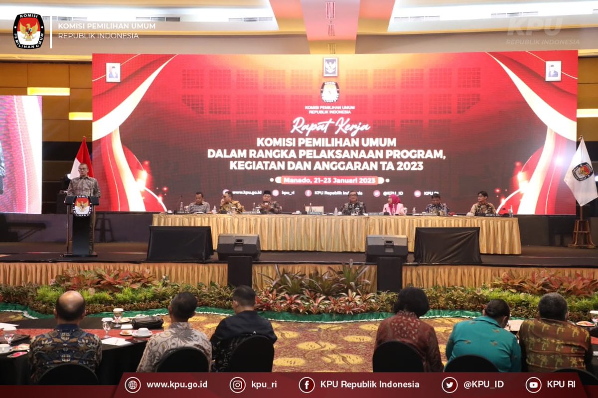 KPU_ID's tweet photo. #TemanPemilih, Ketua KPU Hasyim Asy'ari bersama Anggota Parsadaan Harahap, Yulianto Sudrajat, Idham Holik, August Mellaz, Betty Epsilon Idroos, dan Mochammad Afifuddin serta Sekretaris Jenderal, Bernad Dermawan Sutrisno... https://t.co/0jp0JUNtcq