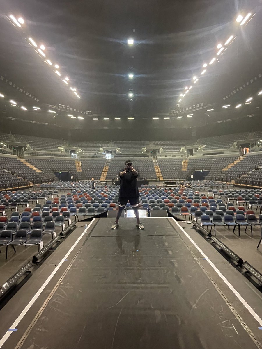 j_goode's tweet photo. I don’t think I’ll be able to put tonight into words for a while!!! But all I say for now is…WOOOOOOW!!! First Arena done! Thanks New Zealand 🇳🇿
•
#batoutofhellmusical https://t.co/rkbHR74HzQ