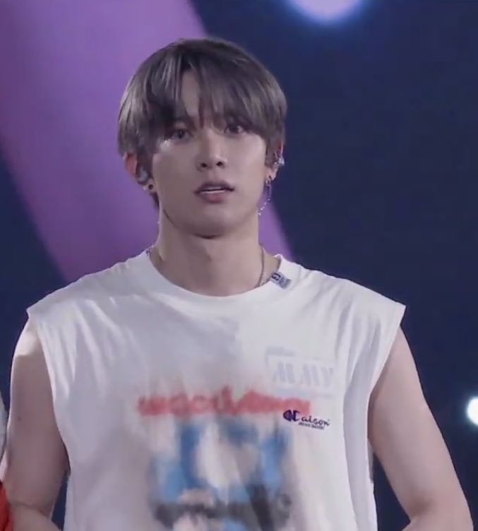archiveoflhs's tweet photo. HE LOOKS SO BUFF WTF?! https://t.co/EACEMMpH2I