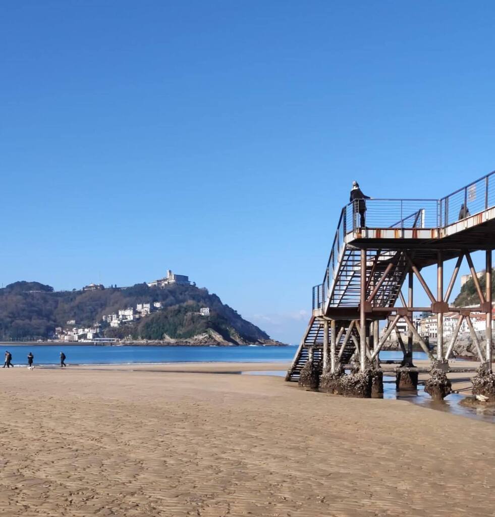 ¡Qué marea más baja!!!!!! 
Y qué frío 😅😅
Buen domingo!

#donostia #sansebastian #gipuzkoa instagr.am/p/CntqKxbtHab/