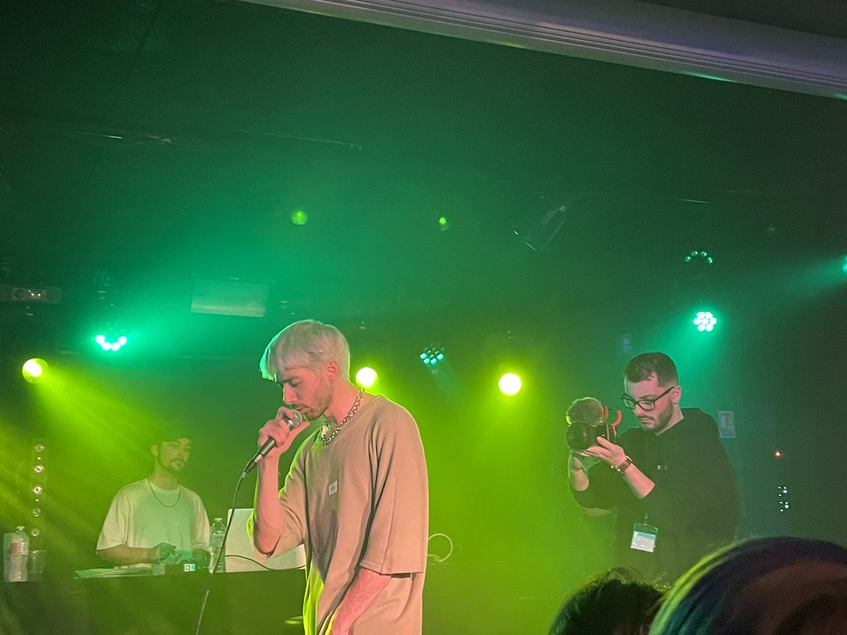akakiiro667's tweet photo. Merci beaucoup @tetsuromusic_ et @novengitum, @ren_avel pour ce show à la guitare électrique whaou 
pour cette soirée inoubliable pour ce 2 eme concert, et les ultras d’avoir mis le feu à la salle 🔥💙🔥💙
On était tous chaud, et d’avoir pu partagés ses beaux moments avec vous. https://t.co/lKCI0urcPE