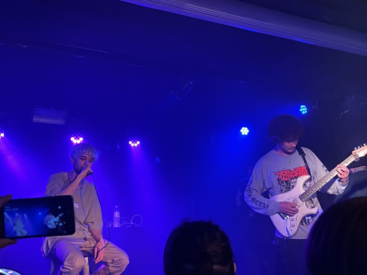 akakiiro667's tweet photo. Merci beaucoup @tetsuromusic_ et @novengitum, @ren_avel pour ce show à la guitare électrique whaou 
pour cette soirée inoubliable pour ce 2 eme concert, et les ultras d’avoir mis le feu à la salle 🔥💙🔥💙
On était tous chaud, et d’avoir pu partagés ses beaux moments avec vous. https://t.co/lKCI0urcPE