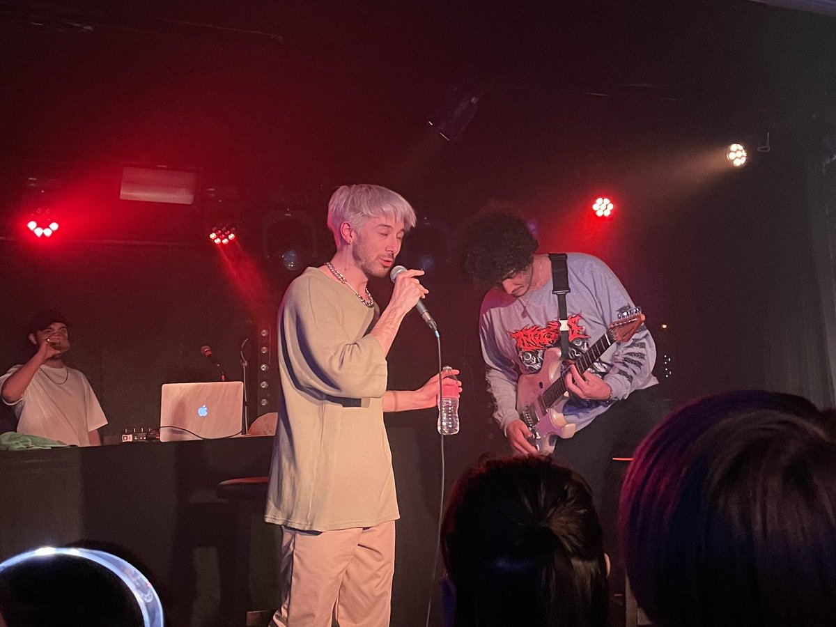 akakiiro667's tweet photo. Merci beaucoup @tetsuromusic_ et @novengitum, @ren_avel pour ce show à la guitare électrique whaou 
pour cette soirée inoubliable pour ce 2 eme concert, et les ultras d’avoir mis le feu à la salle 🔥💙🔥💙
On était tous chaud, et d’avoir pu partagés ses beaux moments avec vous. https://t.co/lKCI0urcPE