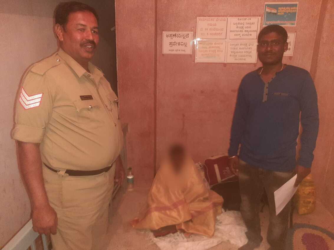 chnpolice's tweet photo. ದಿ:21-01-2023ರಂದು17:56ರಲ್ಲಿ ಚಾ.ನಗರ ಪಟ್ಟಣ ಠಾಣಾ ವ್ಯಾಪ್ತಿಯ ರಾಮಸಮುದ್ರ ಬಡಾವಣೆಯಲ್ಲಿ ಕೆಲದಿನಗಳಿಂದ ಅಪರಿಚಿತ ಮಹಿಳೆಯೊಬ್ಬರು ಒಂದೇ ಸ್ಥಳದಲ್ಲಿ ಇದ್ದಾರೆಂದು 112ಗೆ ಕರೆಬಂದಿದ್ದು ಹೊಯ್ಸಳ-05 ಅಧಿಕಾರಿ ಸ್ಥಳಕ್ಕೆ ಧಾವಿಸಿ ಅವರನ್ನು ಉಪಚರಿಸಿ ಠಾಣಾಧಿಕಾರಿಗಳ ಆದೇಶದ ಮೇರೆಗೆ ಮೂಡಲ ಧ್ವನಿ ವೃದ್ಧಾಶ್ರಮಕ್ಕೆ ಸೇರಿಸಿರುತ್ತಾರೆ. #SPchn https://t.co/Yc6XVmW49c