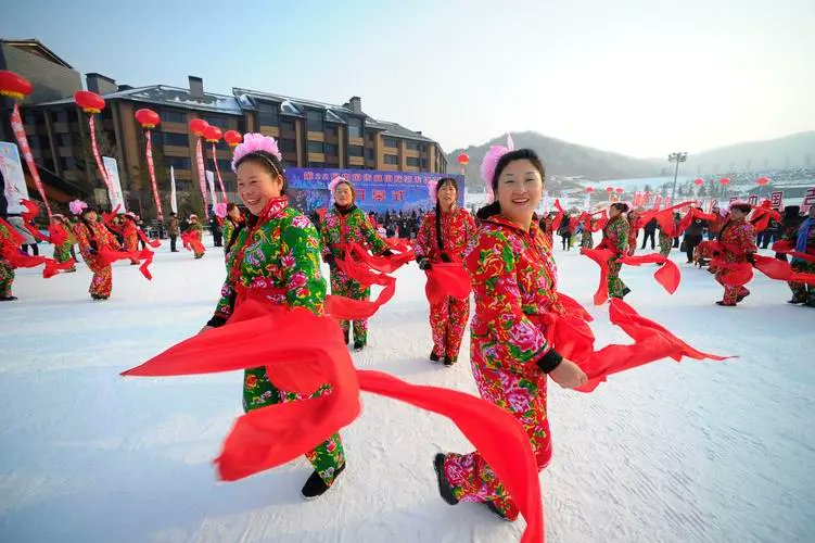 DiscoverJilin's tweet photo. Enjoy the traditional Jilin performance of yangge that keep the #ChineseNewYear festive mood high. Featuring colorful clothing and props, yangge dance moves are a crowd pleaser that gets everyone out of their seats. #SpringFestivalShot https://t.co/PJaeebNUix