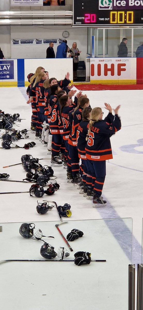 aizomamo's tweet photo. Little Lions winnen met 1-3 tegen favoriet Engeland. Trots op jullie meiden #U18WomensWorlds #IceHockey #dumfries #bleedorange #zoeykramer https://t.co/Cbpql6Ob1K