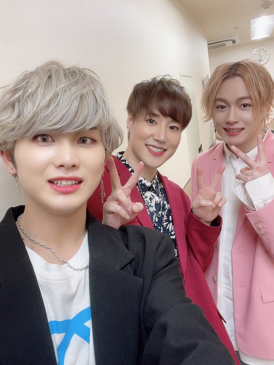 Daisuke_Utm's tweet photo. 僕は唯一初演から続投での出演でした。ルイくん！！ルイ君が作った曲達最高だ。オレ最後までやり切ったよ！本番中ね、ルイくんと荒がソンモ君と恭ちゃんとダブってみえるエモい瞬間がたまらんかった。僕は歌い紡いだ気持ちです。ソンモ君とルイ君の歌うシャイニングデイズは反則だ🥲
#アンコール2023 https://t.co/zIC5LOHEkw