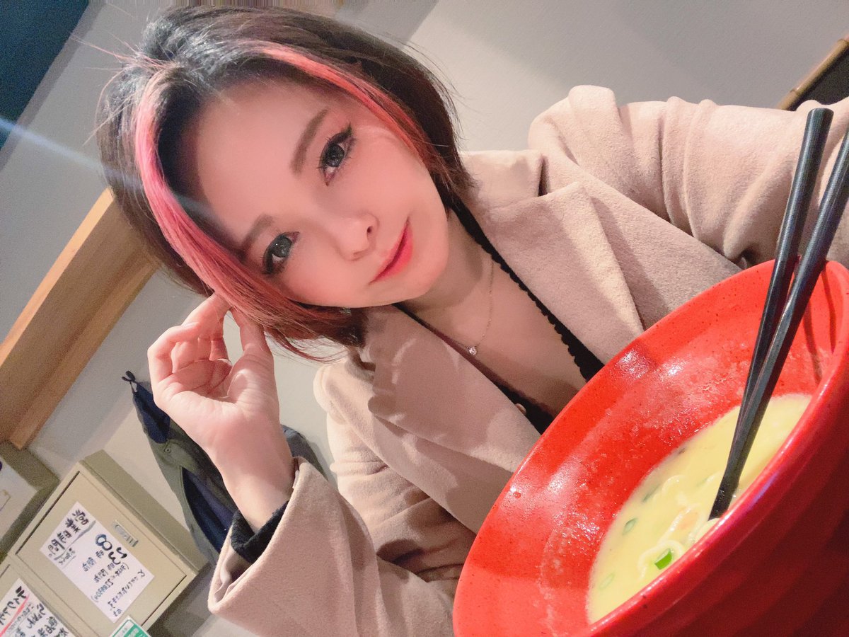 JAPPALLA_Rico2's tweet photo. 試合終わって巣鴨にある『麺や いま村』にて鶏煮干しベースの塩ラーメンとスパークリングで祝勝会🥂
気さくな店員さんの作る炭火焼チャーシューも美味しかったです!!
相手選手のアゴの骨が割れてリング血まみれになったのは衝撃だった!!
#田馬場貴裕 #IMPACT31
#ラウンドガール #大阪へ帰るの巻 https://t.co/vDB5XSdVni