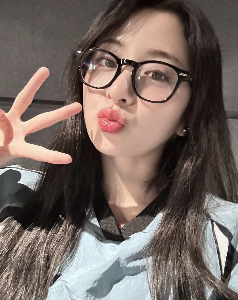 YUNJIN BLACK HAIR