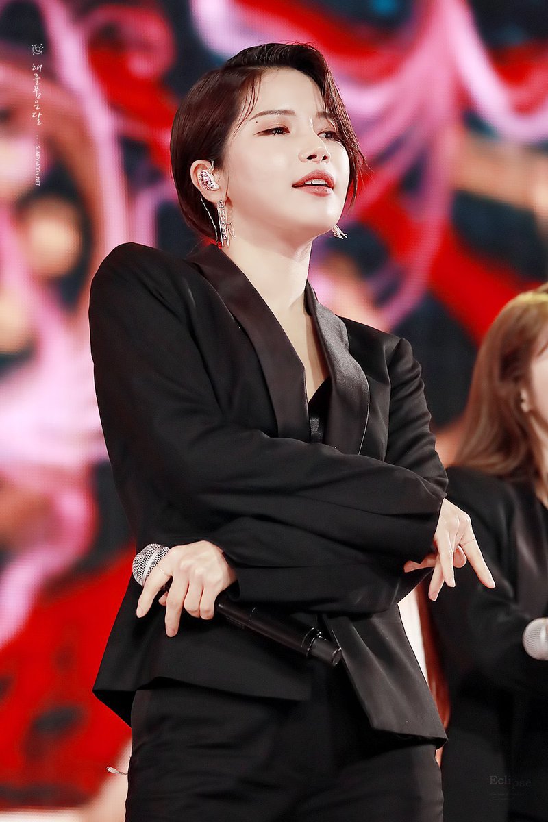 michyongsun's tweet photo. take a good look at kim solar then https://t.co/d9jIdIBnk1