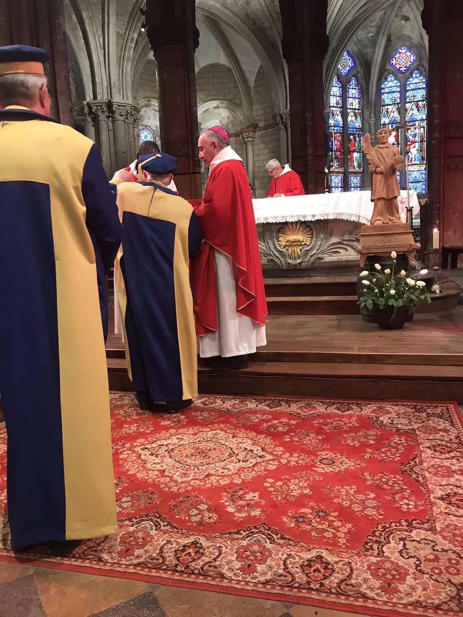 Messe de la #SaintVincent sur le vignoble de #SaintPourçain 🍷🍇
En présence de Mgr Marc Beaumont, évêque de Moulins, intronisé aujourd’hui Chevalier de l’Ordre des Fins Palais en #Bourbonnais