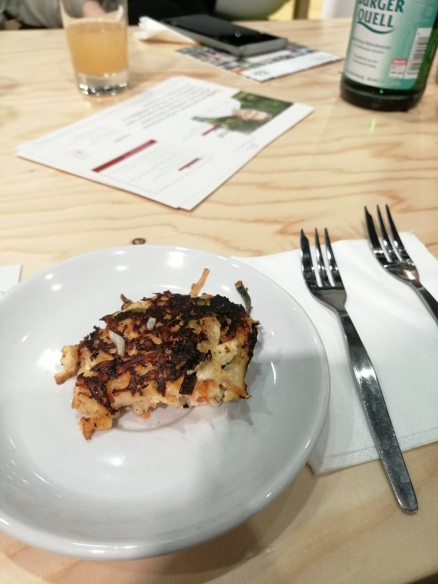 OomenBerlin's tweet photo. BIOSpitzenkoch Alfred Fahr und @Biohoefe bereiten mir in Halle 27 einen sehr leckeren Morgen. :)
#biofürsklima, #BioIGW23, #IGW23, #endlichwiederIGW, #Biohoefe,
#BioLiveErleben, #biospitzenkoch https://t.co/QVi4XP3B9B
