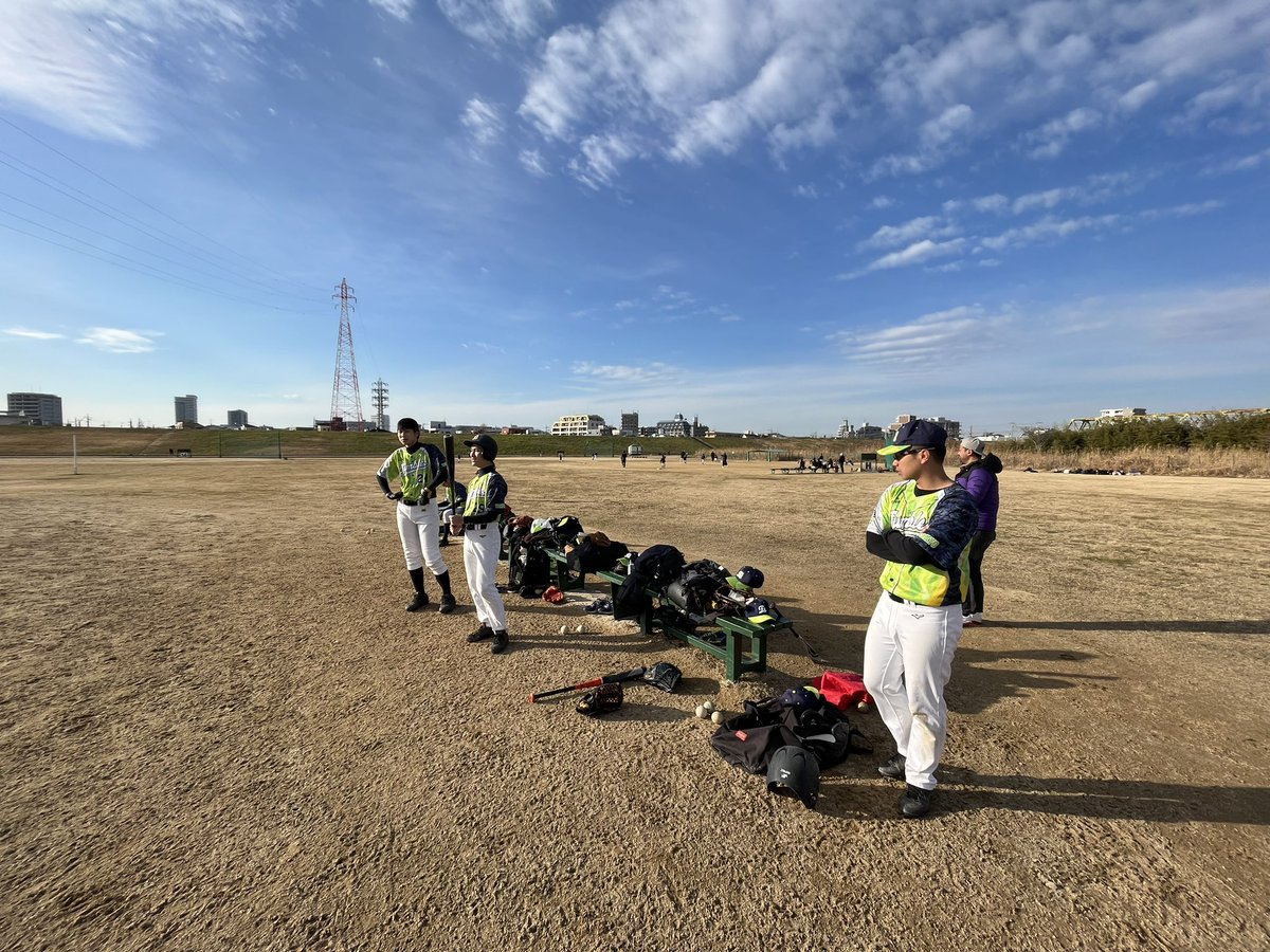 こんばんは！
ファンブルズSNS担当です！

本日は練習2時間&amp;試合を行いました⚾️

残念ながら、試合は負けてしまいました😭
課題は山積みですが、良いプレーもありました！
今回の反省を活かして次の試合は勝ちたいです🔥

#草野球　#メンバー募集　#江戸川河川敷 #Fumbles2020