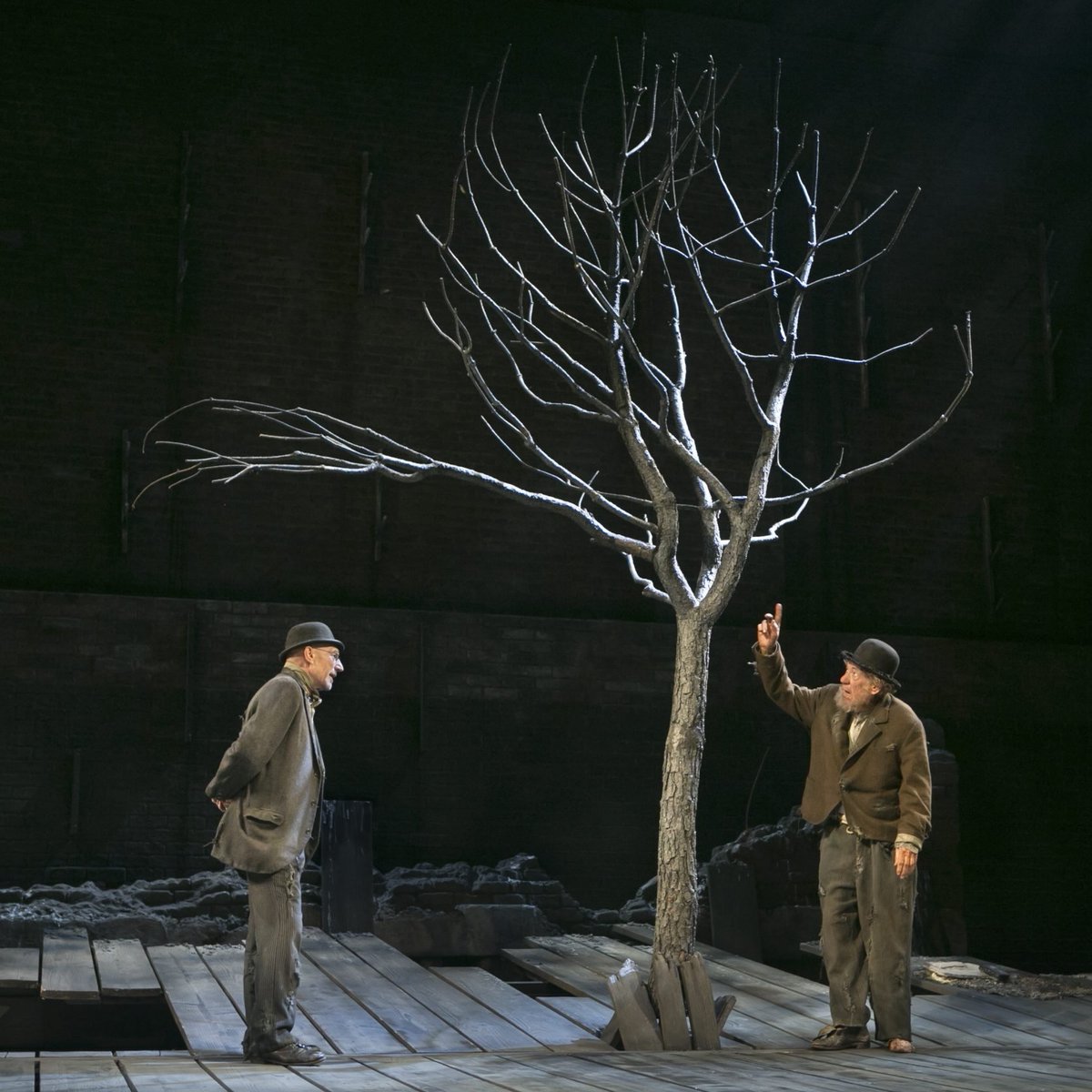 Godot’yu Beklerken

Özet: “Estragon: Her zaman kendimize var olduğumuz izlenimi verecek bir şeyler buluyoruz, değil mi Didi ?” Samuel Beckett’ın absürt tiyatro türündeki ünlü eseri Godot’yu Beklerken’i inceliyoruz.

Yazan: Ahmet Emir Sevindik

pervazkultur.com/2023/01/godoty…