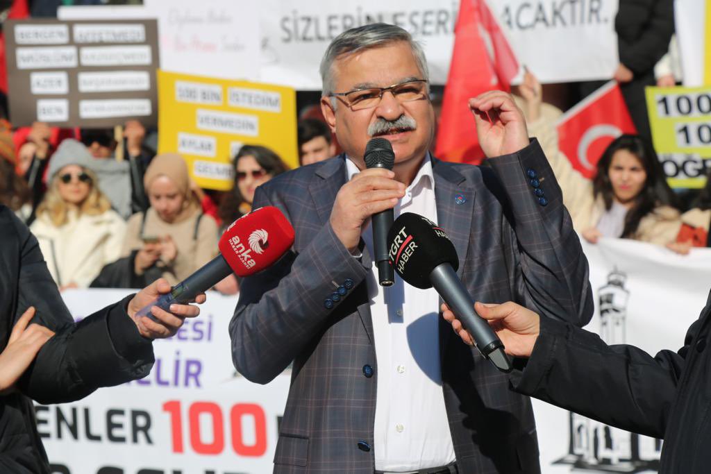 latifselvi42's tweet photo. Eğitimde kalite, ülkede huzur, alın terine saygı için @EgitimBirSen olarak atama bekleyen öğretmenlerimizle alandaydık. Bu sese kulak verilmeli, #100bin öğretmen ataması gerçekleştirilerek öğretmenlerimiz mesleğine ve öğrencilerimiz öğretmenine kavuşturulmalıdır. https://t.co/iHEJ0GfOfC
