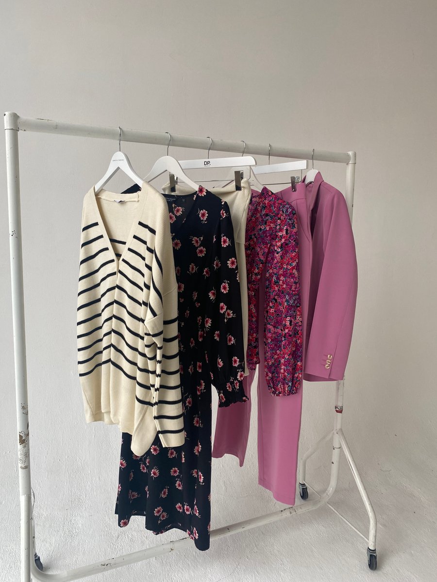 Dorothy_Perkins's tweet photo. The new season is calling π²πΈ
Whoβs ready for a wardrobe refresh? β¨
https://t.co/mW4HPZKImf π β¨
#DPLoves #dorothyperkins #ootd #pinkflorals #pinkoutfit #newseason #winterdressing https://t.co/tJ7iZVIXn6