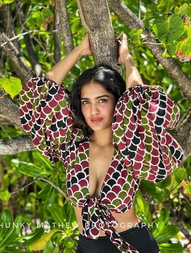 actress_mirror's tweet photo. In the greens 💚 
#SaniyaIyappan #ActressMirror https://t.co/D3y812LYuw
