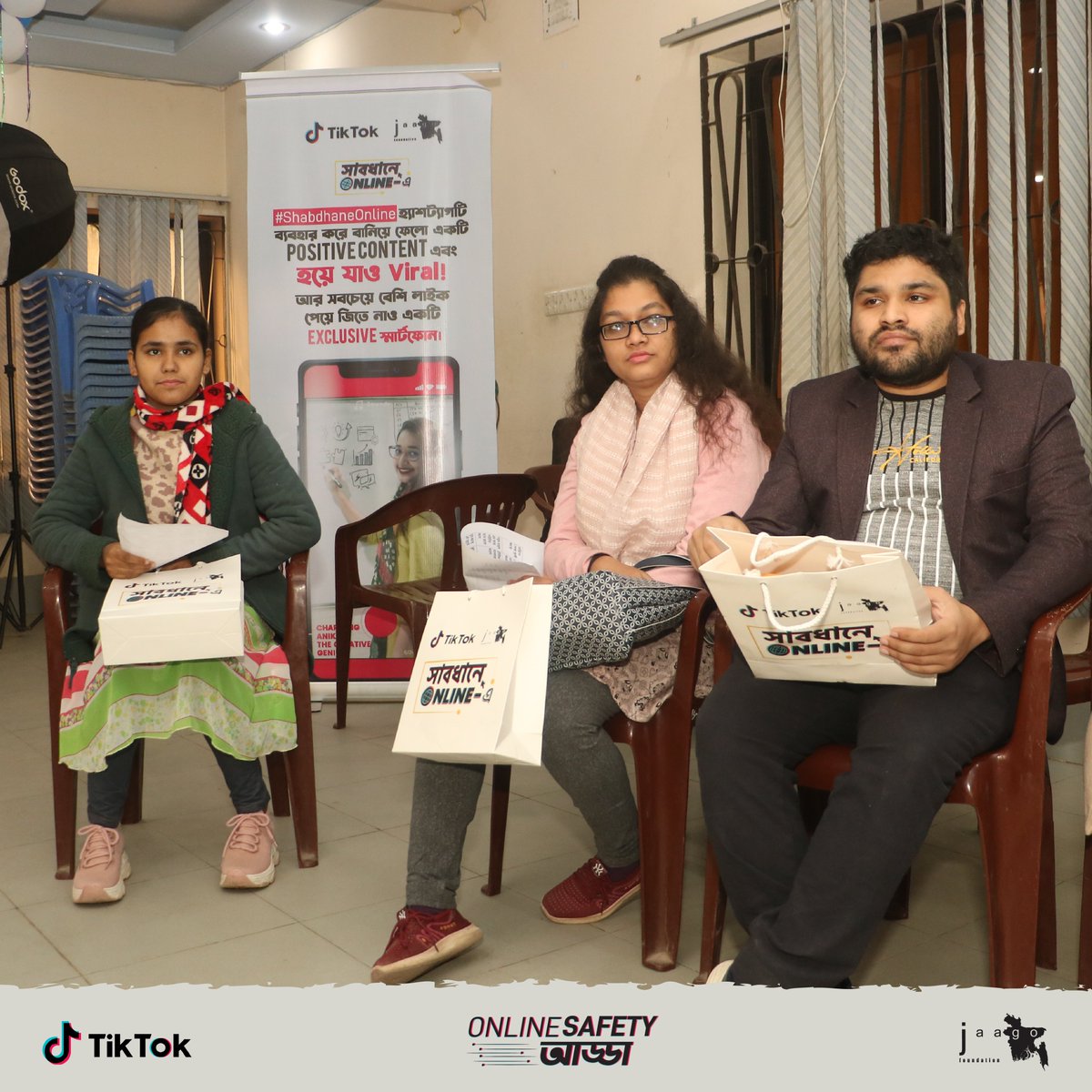 VforBD's tweet image. In a recent workshop in Dinajpur, youth learned about several ways to showcase their skills online and create content. 

#ShabdhaneOnline #PositiveContent #Tiktok #JAAGO