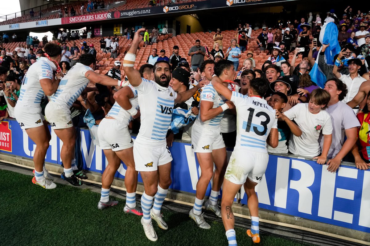 lospumas7arg's tweet photo. 🎙️ Luego de la consagración, el histórico Gastón Revol entregó el siguiente análisis: “Estamos felices. Sobran las palabras, porque ganar un torneo con lo difícil que es, y encima hacerlo frente a Nueva Zelanda en el final y en Nueva Zelanda, no hay duda de que es algo soñado". https://t.co/k27533kavv