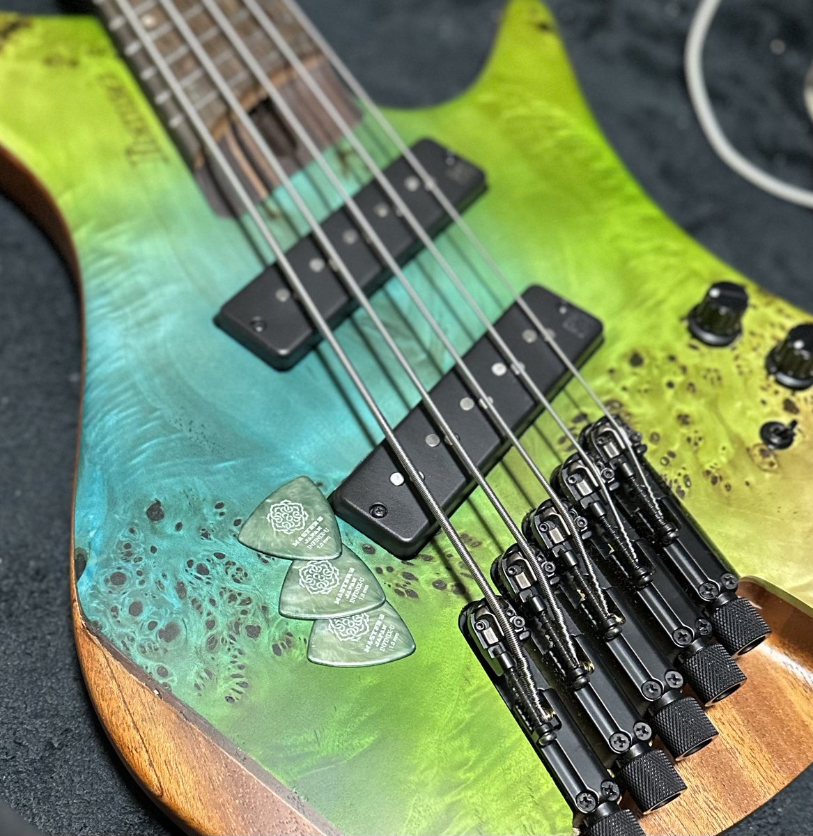 OSG_BASS's tweet photo. ピックをMNGした🍙
✅オニギリ
✅滑り止め付き
✅色と模様がとにかく好き
#MASTER8
#HARDGRIP
#一爪入魂 https://t.co/P0YFAMORTJ