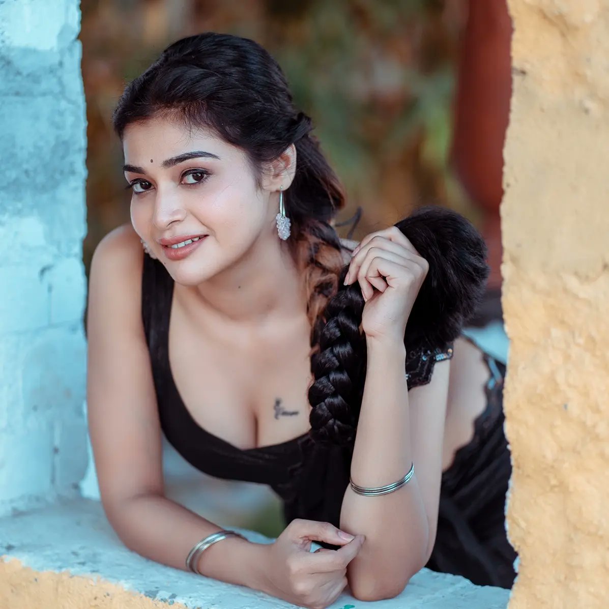actress_mirror's tweet photo. Sunday Vibe 🖤🖤 @DharshaGupta 

#DharshaGupta #ActressMirror https://t.co/R4dZoyCI46