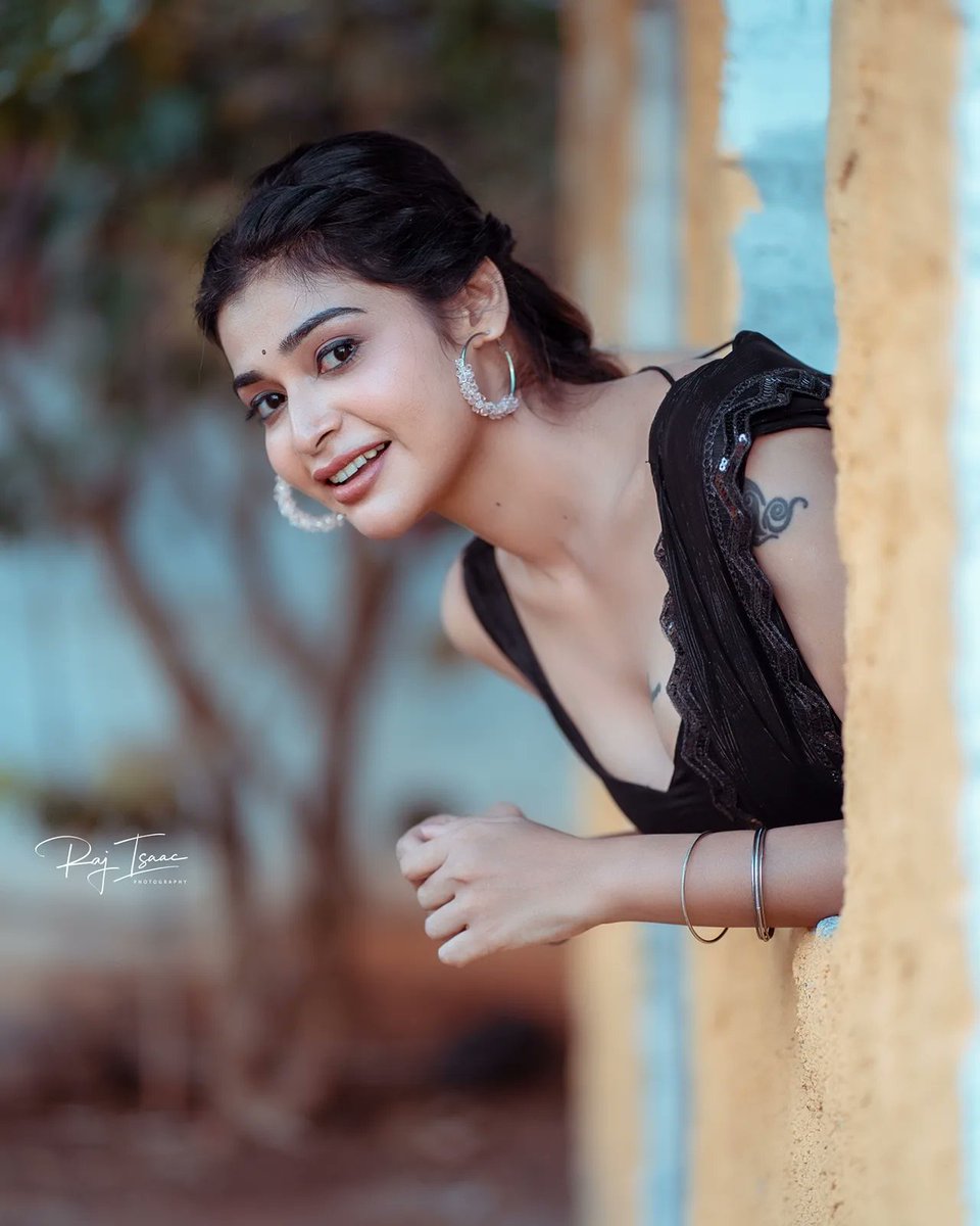 actress_mirror's tweet photo. Sunday Vibe 🖤🖤 @DharshaGupta 

#DharshaGupta #ActressMirror https://t.co/R4dZoyCI46