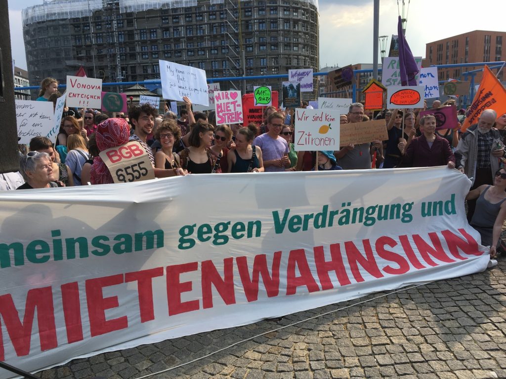 RaS_dd's tweet photo. Offenes #Mietenwahnsinnstoppen Bündnistreffen
Montag, 23.Januar 2023 Uhrzeit 18:30 Veranstaltungsort: #kosmotique Martin-Luther-Straße 13, 01099 #Dresden. https://t.co/zMXQxFzhTx #dd2301 #Mietenwahnsinn #WoPodd #StadtFuerAlle #RechtAufStadt https://t.co/q9Q2jqm4rM