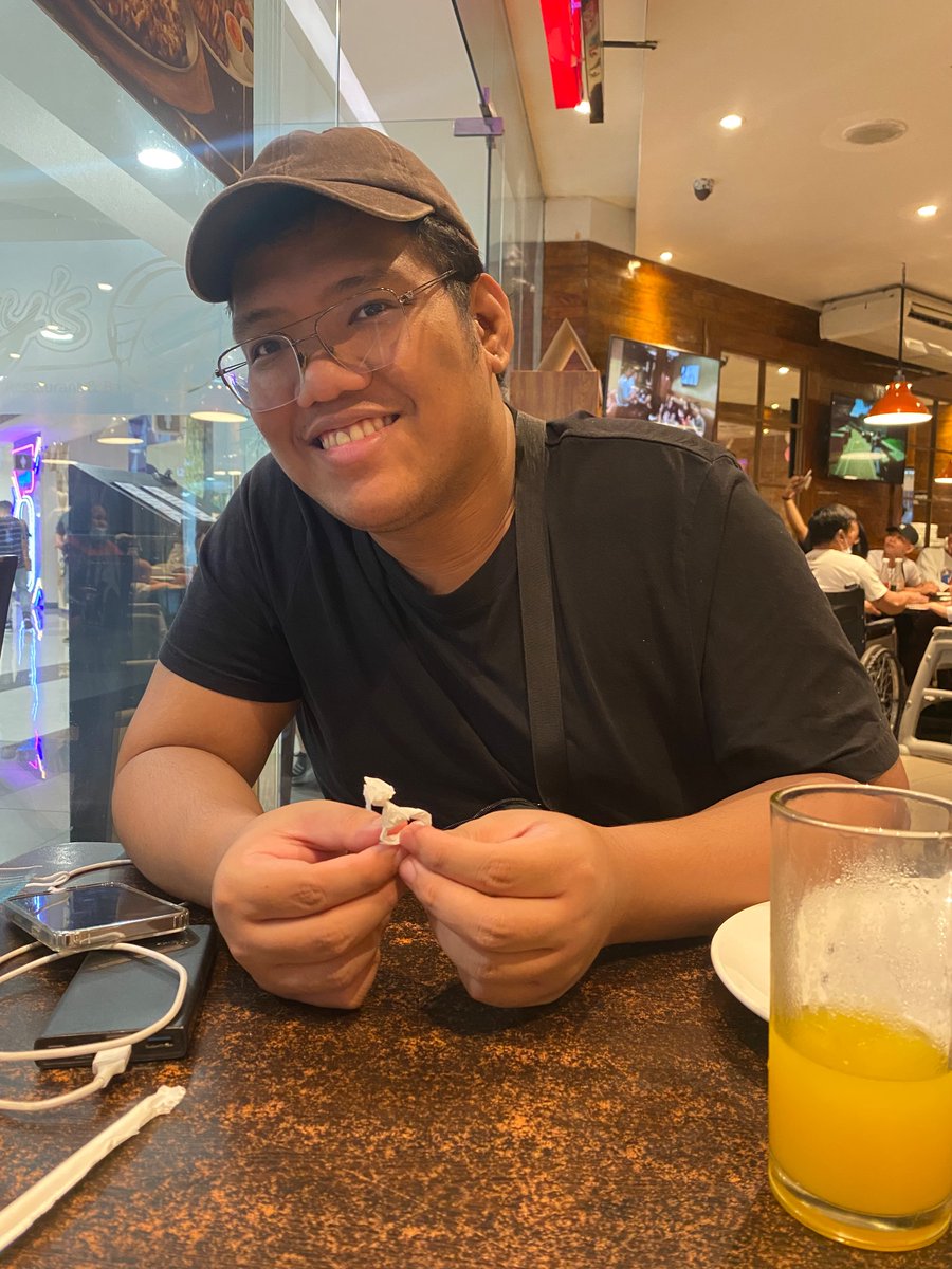 buzzzcutszn's tweet photo. paper rings by taylor swift hahahahah eme

miss u @headabovetubig https://t.co/npphgF3Fom